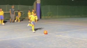 サッカーボールを蹴る選手